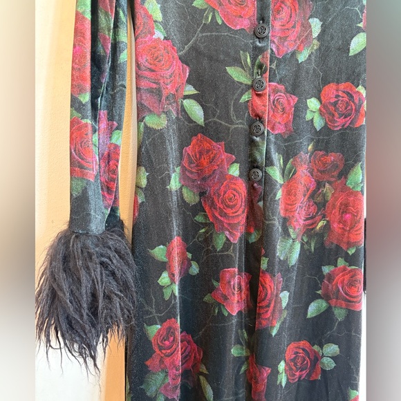 🍀sold🍀NWT - Dolls Kill Widow - Velvet Rose Duster with Faux Fur - Picture 6 of 12